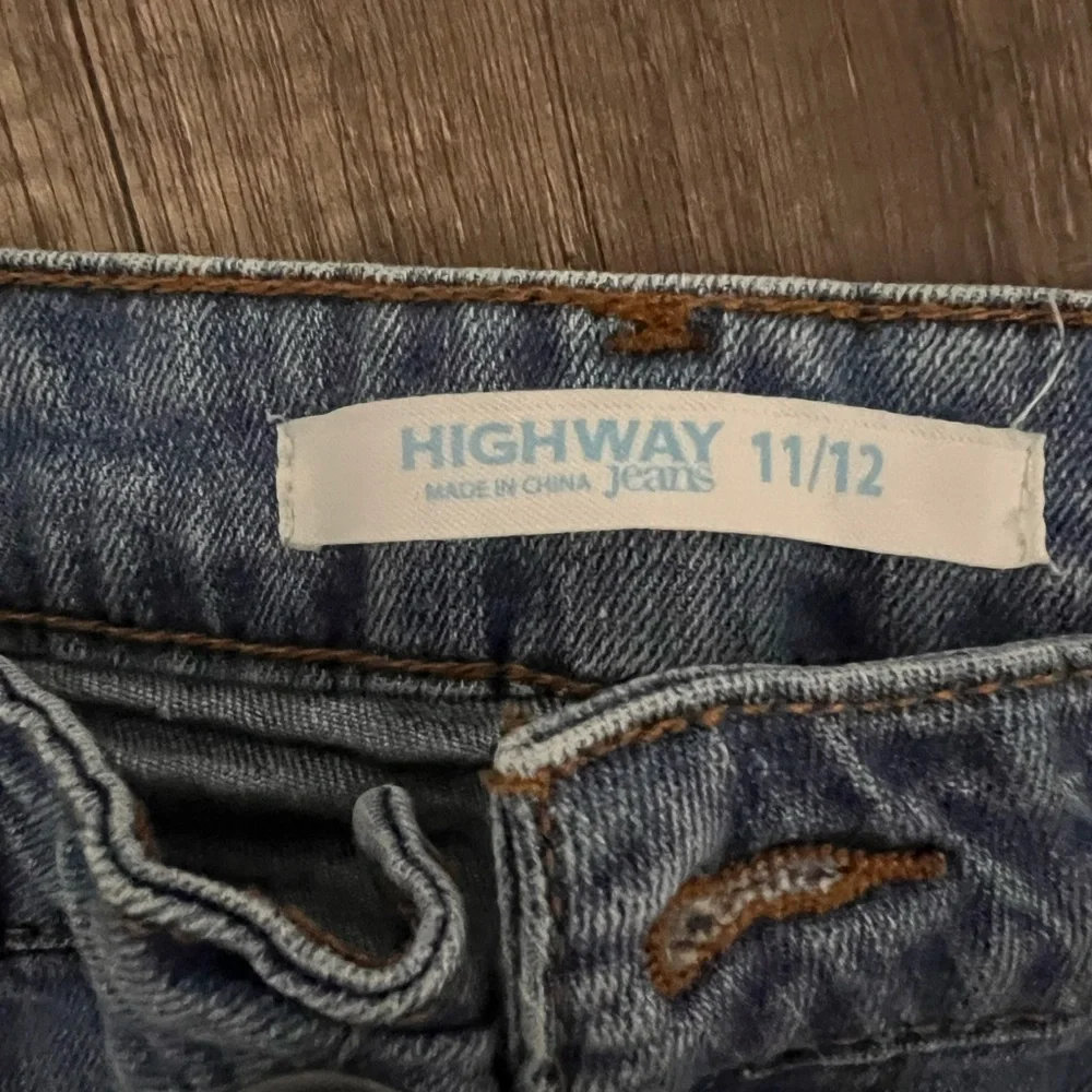 HIGHWAY Jean Distressed Frayed Faded Cutoff Shorts - Picture 3 of 4